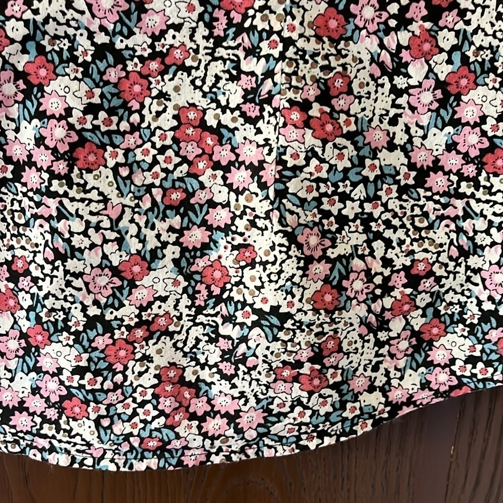 Serengeti 3/4 sleeved, v neck floral pattern blouse. Size Medium. - Picture 8 of 10